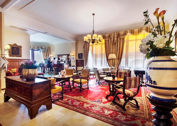 International au Lac Historic Lakeside Hotel